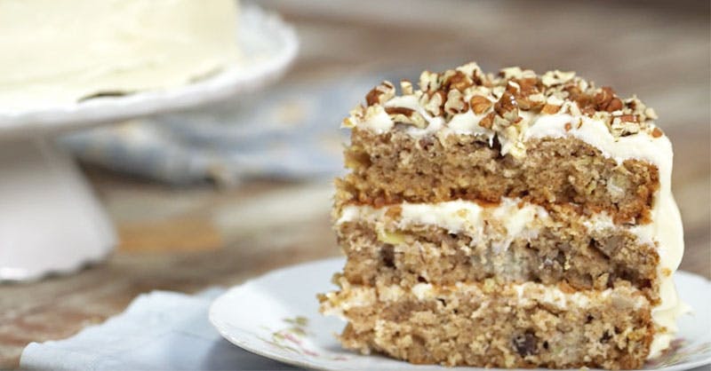 Cover Image for This Hummingbird Cake Is A Dessert Staple In The South. Once You See What’s Inside, You’ll Quickly Understand Why