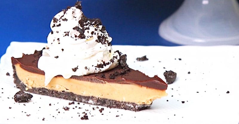 Cover Image for This No-Bake Chocolate Oreo Peanut Butter Pie Is The Way To Any Chocolate Lover's Heart