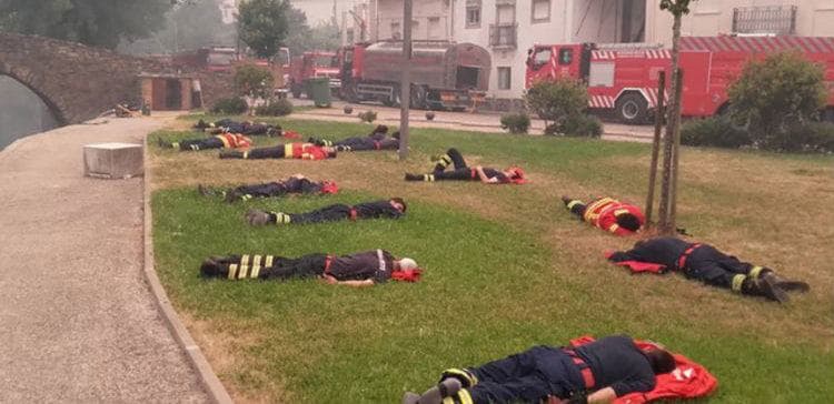 Cover Image for Here’s The Truth Behind The Photo Of Firefighters That’s Being Shared All Over Facebook This Week