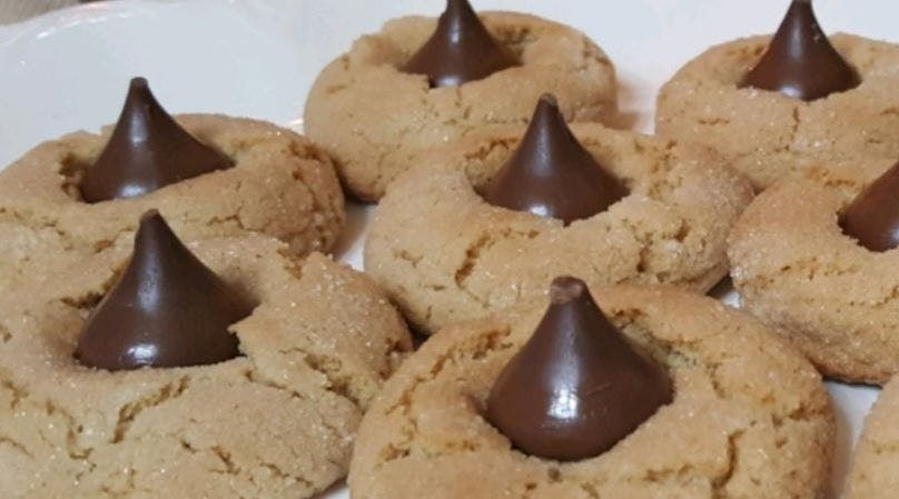 Cover Image for Easy Christmas Cookies: Peanut Blossoms
