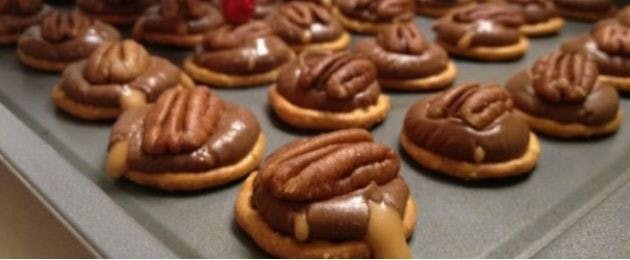 Cover Image for Tiny Little Clusters Of Christmas Joy: Chocolate Pretzel Turtles