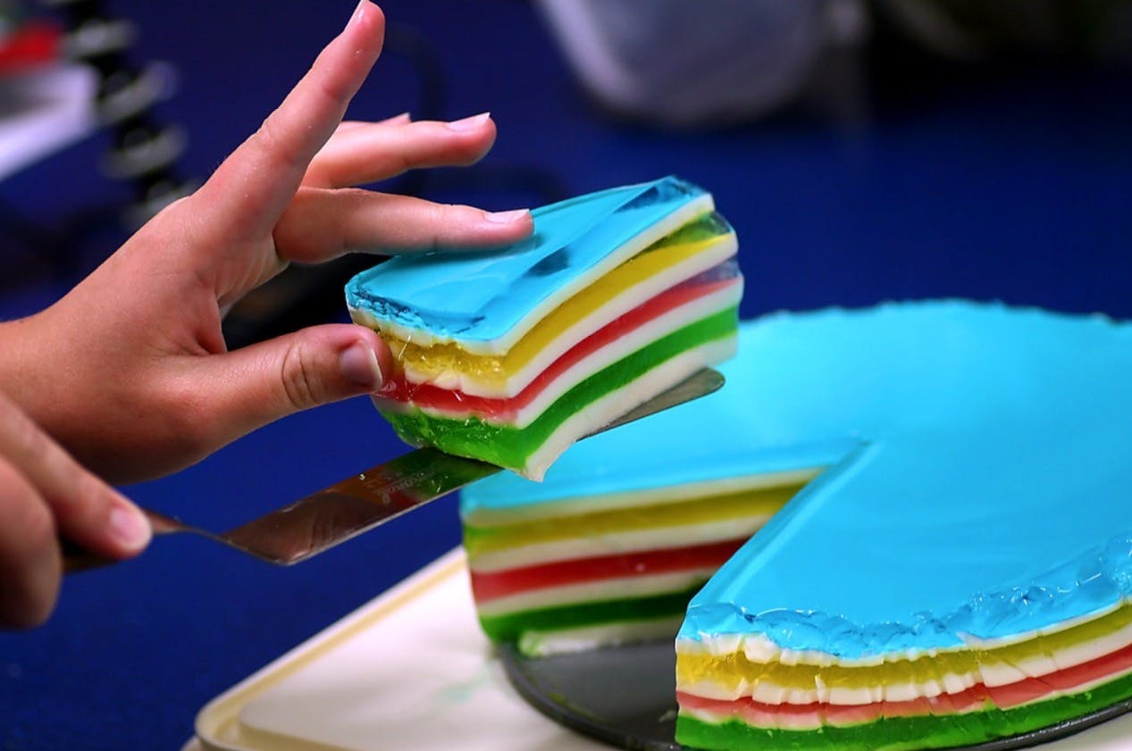 Cover Image for Amazing Wobbly Rainbow Jelly Cake