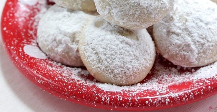 Cover Image for Mexican Wedding Cookies: White Little Balls Of Sugary Sweetness!