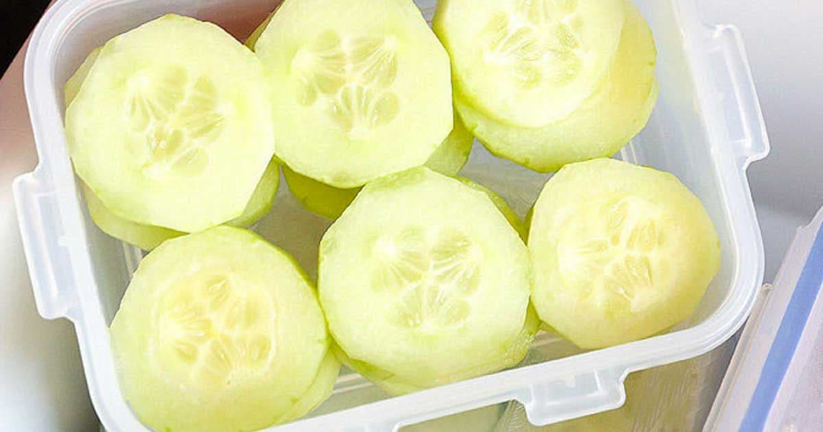 Cover Image for Keep your cut veggies and lettuce fresh and crisp for days with this simple trick