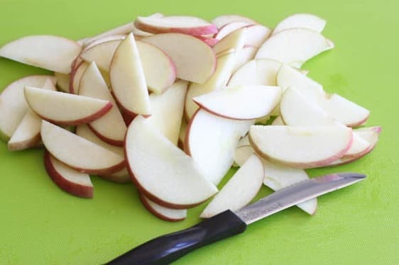 Cover Image for (VIDEO) She Sliced An Apple And Poured Water Over It. The Result Will Amaze You
